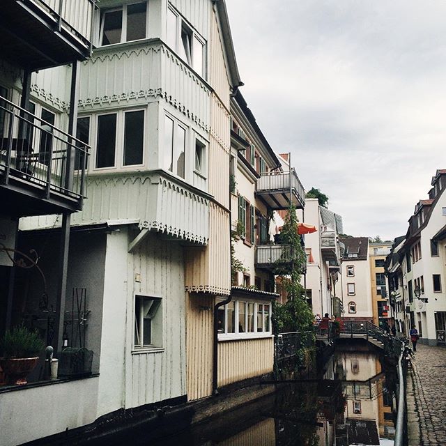 La très mignonne rue Fischerau, à Freiburg, qui longe le canal