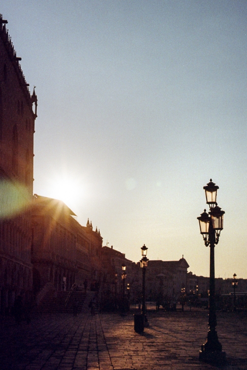 Venise, lever de soleil derrière le Palais des Doges