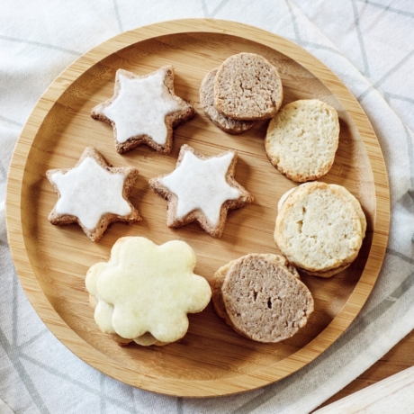 Biscuits de Noël végétaliens – Étoiles à la cannelle, Milanais à l'orange, sablés au citron, sablés aux épices de Noël