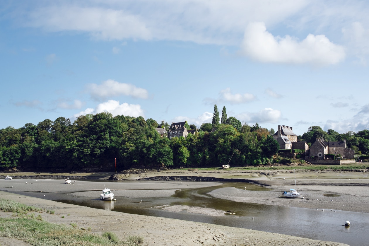 Bretagne, bateaux échoués sur le sable à marée basse