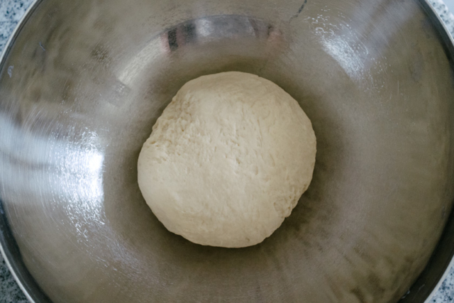 Boule de pâte à tresse avant la levée