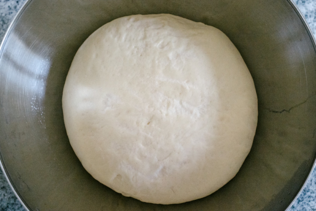 Boule de pâte à tresse après la levée