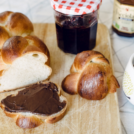 Petit déjeuner dominical: tresse végétalienne maison, confiture, pâte à tartiner et café noir