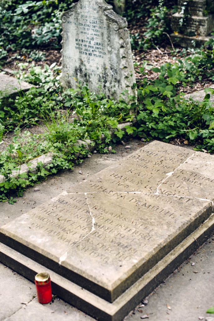 Tombe d'origine de Karl Marx, au cimetière de Highgate dans le nord de Londres