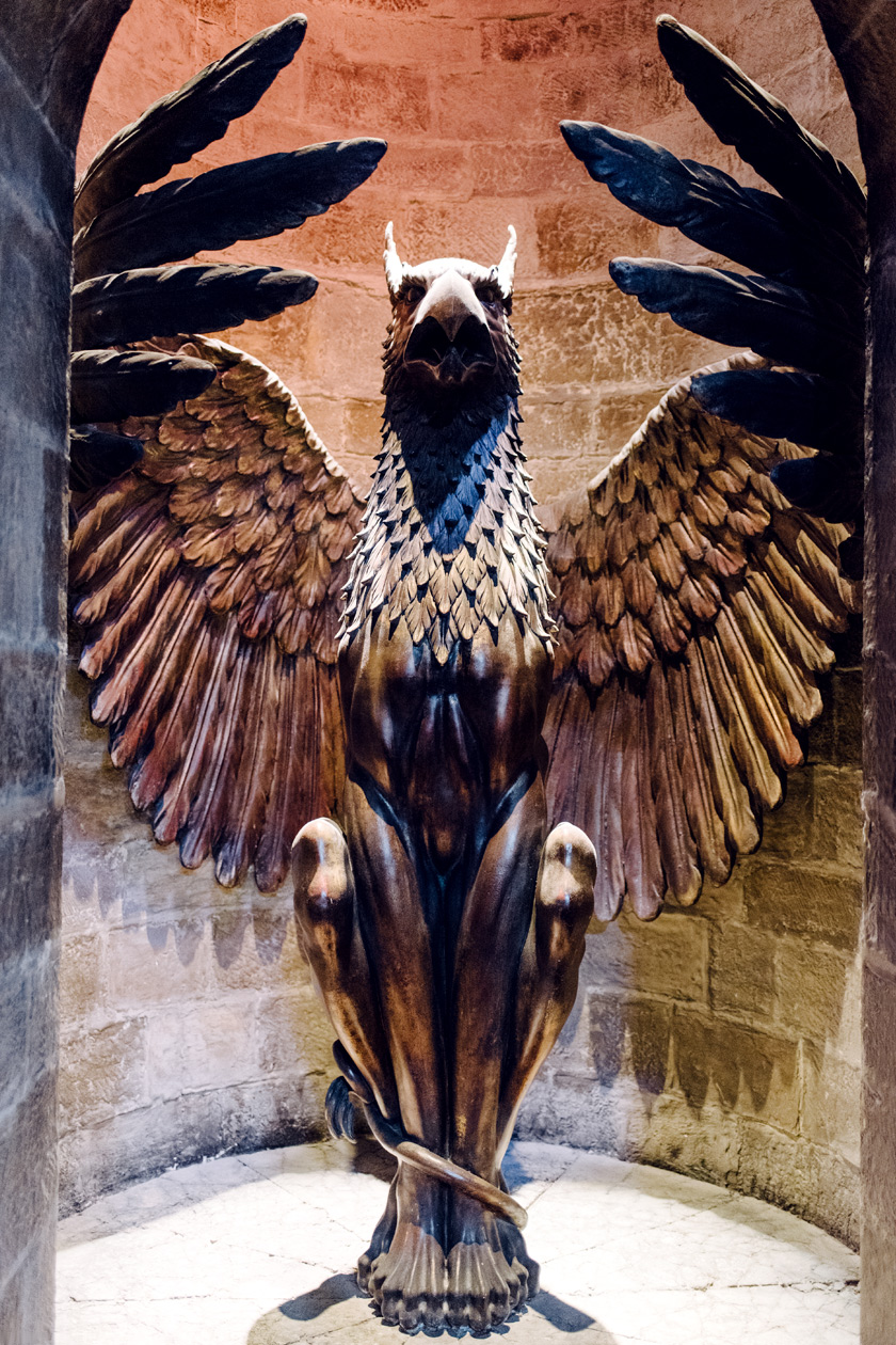 Visite des Studios Harry Potter à Londres – La statue de griffon située en bas de l'escalier du bureau de Dumbledore