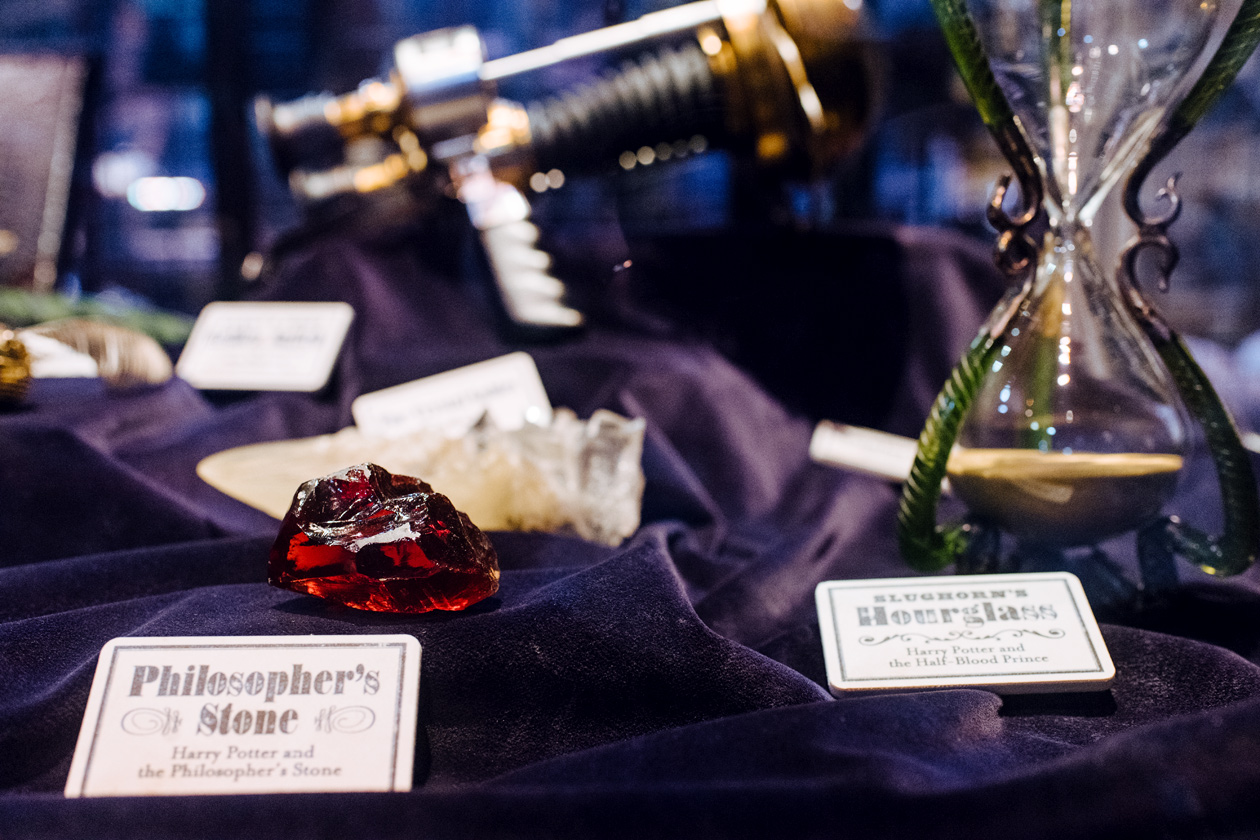 Visite des Studios Harry Potter à Londres – Accessoires utilisés pendant les films: pierre philosophale et sablier du Professeur Slughorn