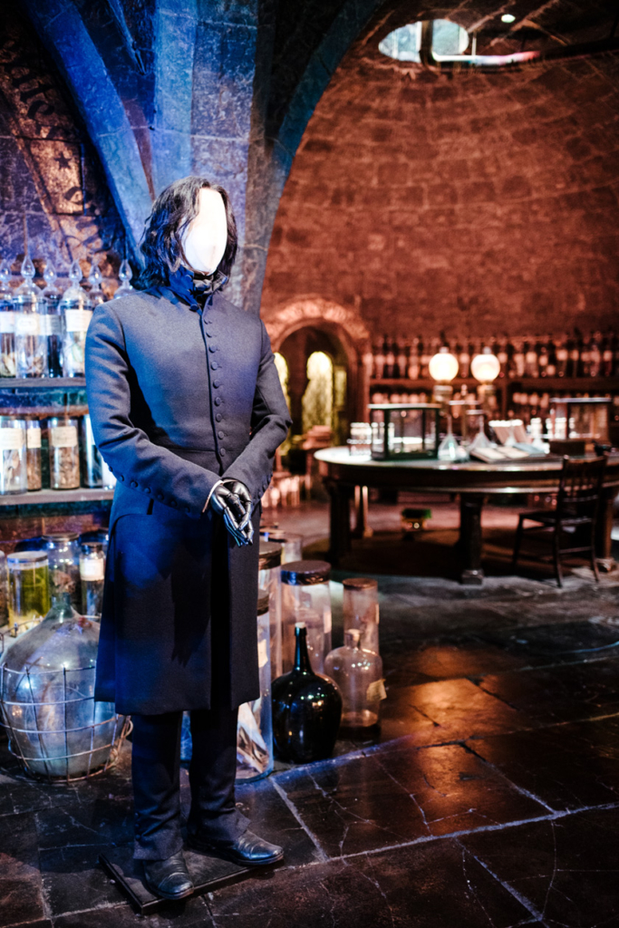 Visite des Studios Harry Potter à Londres – Décor de la salle de cours de potions et mannequin portant le costume et la perruque de Severus Snape