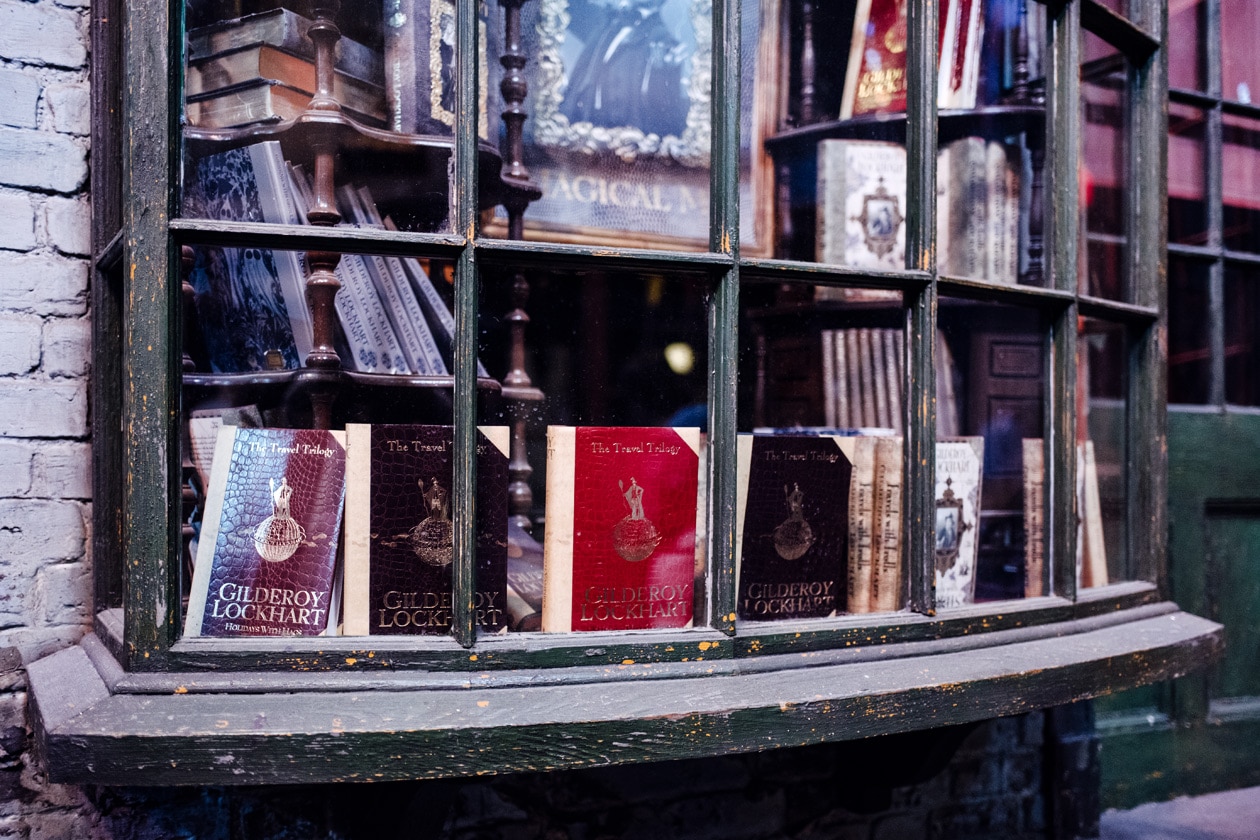 Visite des Studios Harry Potter à Londres – Vitrine de la boutique de livres de magie du Chemin de Traverse