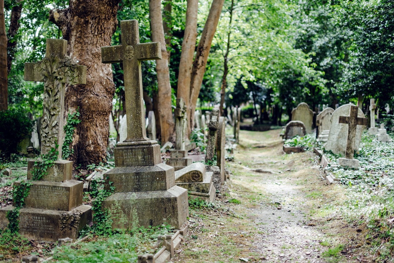 Promenade au cimetière de Highgate, dans le nord de Londres
