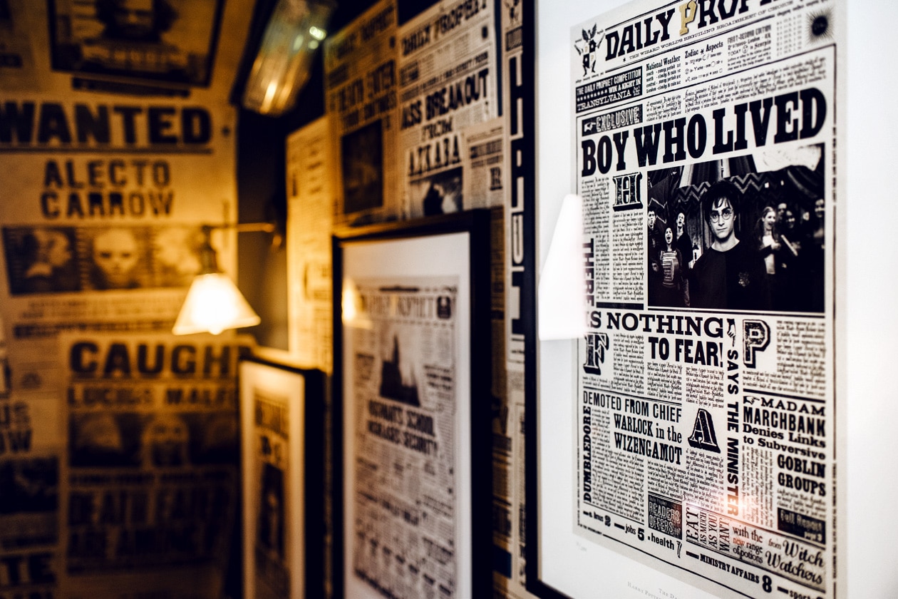 Visite de House of MinaLima à Londres – Affiche "The Boy Who Lived"