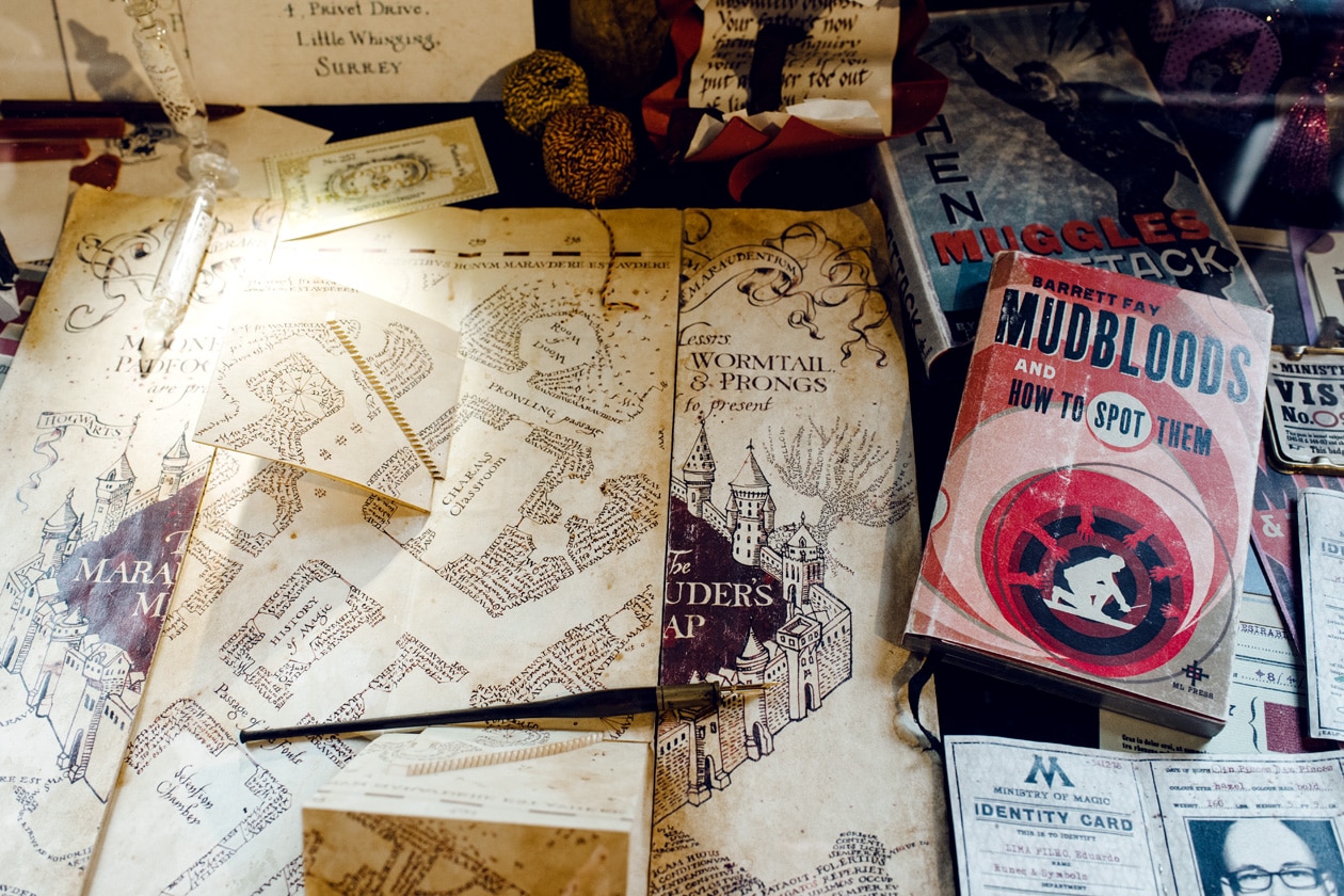 Visite de House of MinaLima à Londres – Carte du Maraudeur, carte d'identité de sorcier, livres de magie