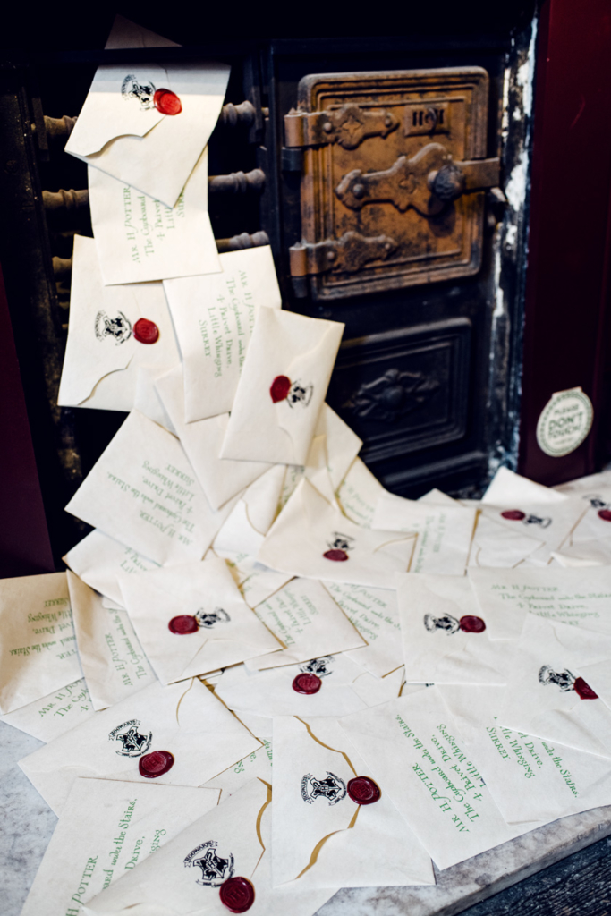 Visite de House of MinaLima à Londres – Tas d'enveloppes s'échappant de la fente destinée au courrier