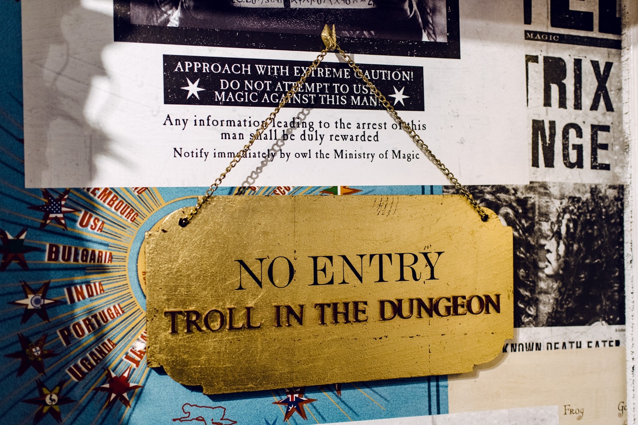 Visite de House of MinaLima à Londres – Plaque "No entry – Troll in the dungeon"