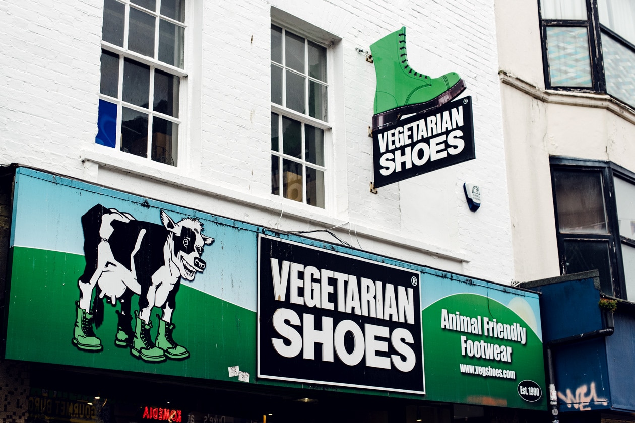 Brighton, devanture d'un magasin de chaussures véganes dans le quartier de The North Laine