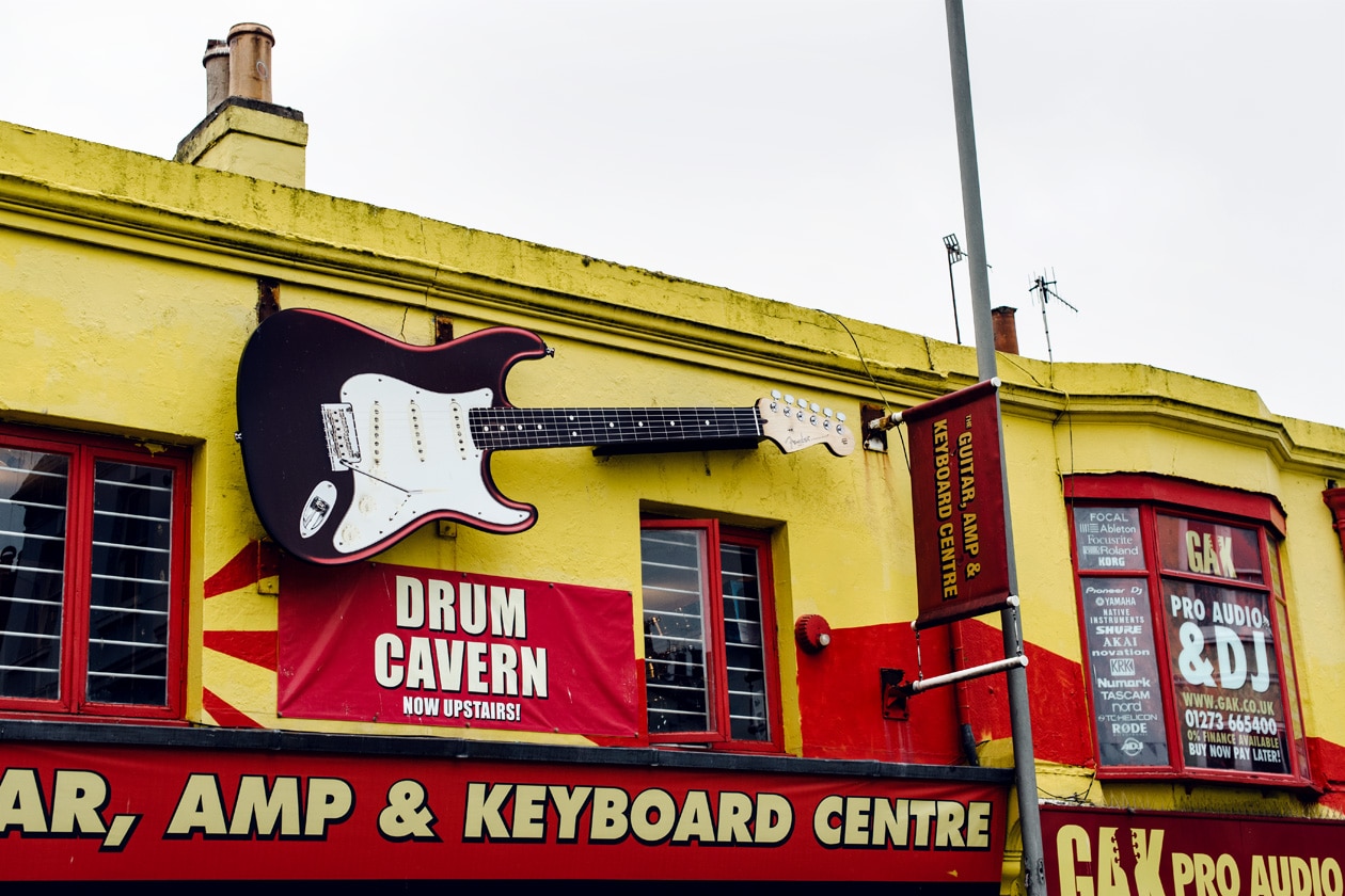 Brighton, devanture d'un magasin de musique dans le quartier de The North Laine