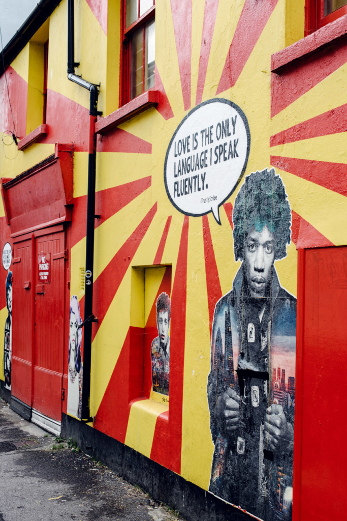 Brighton, grafiti sur la façade d'un magasin de musique dans le quartier de The North Laine