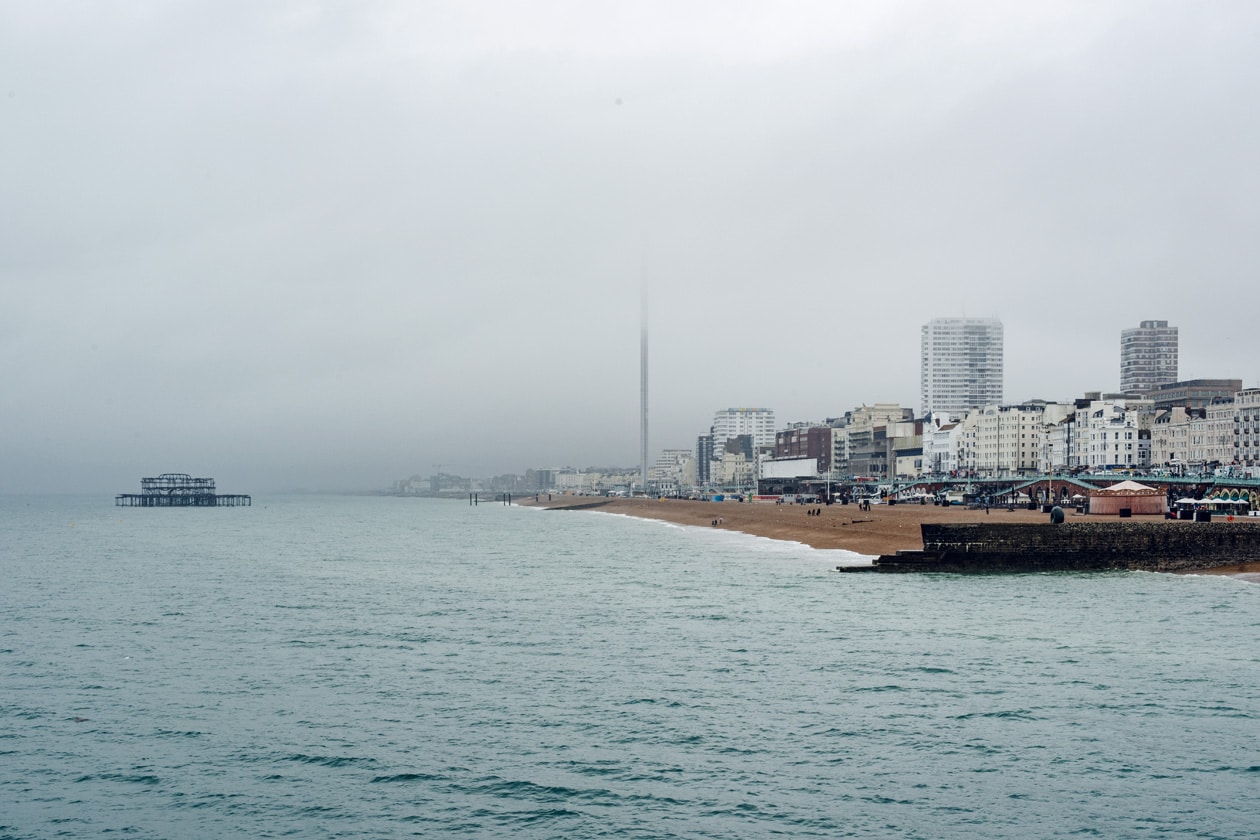 Vue sur le bord de mer de Brighton depuis la jetée