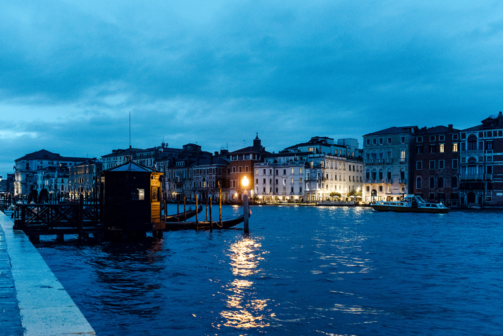 Balade le long du Grand Canal de Venise à la tombée de la nuit