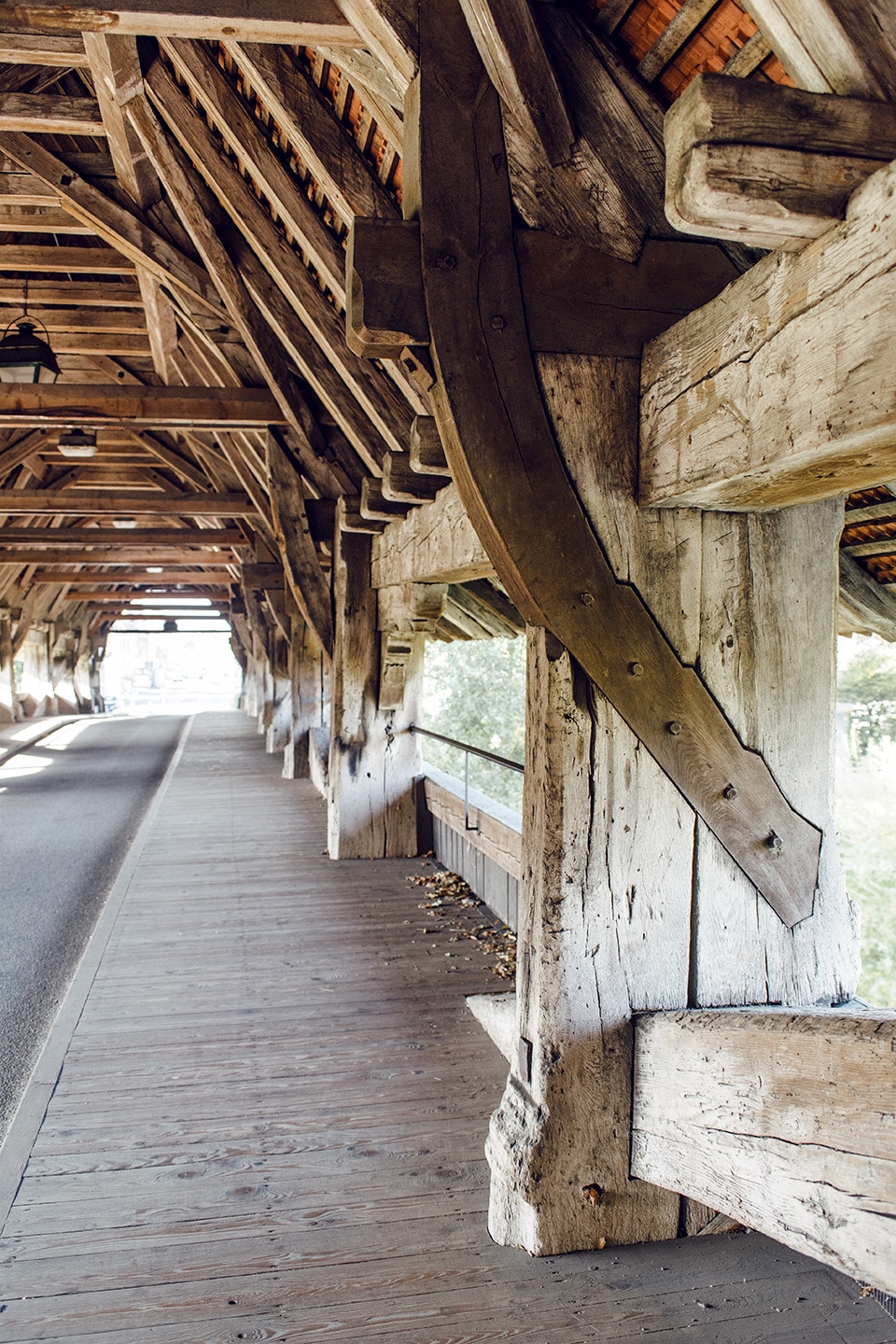 Intérieur en bois du pont couvert qui permet l'accès au vieux bourg d'Aarberg