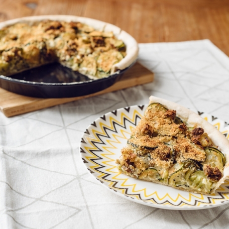 Quiche végétalienne aux courgettes et au tofu à l'ail des ours