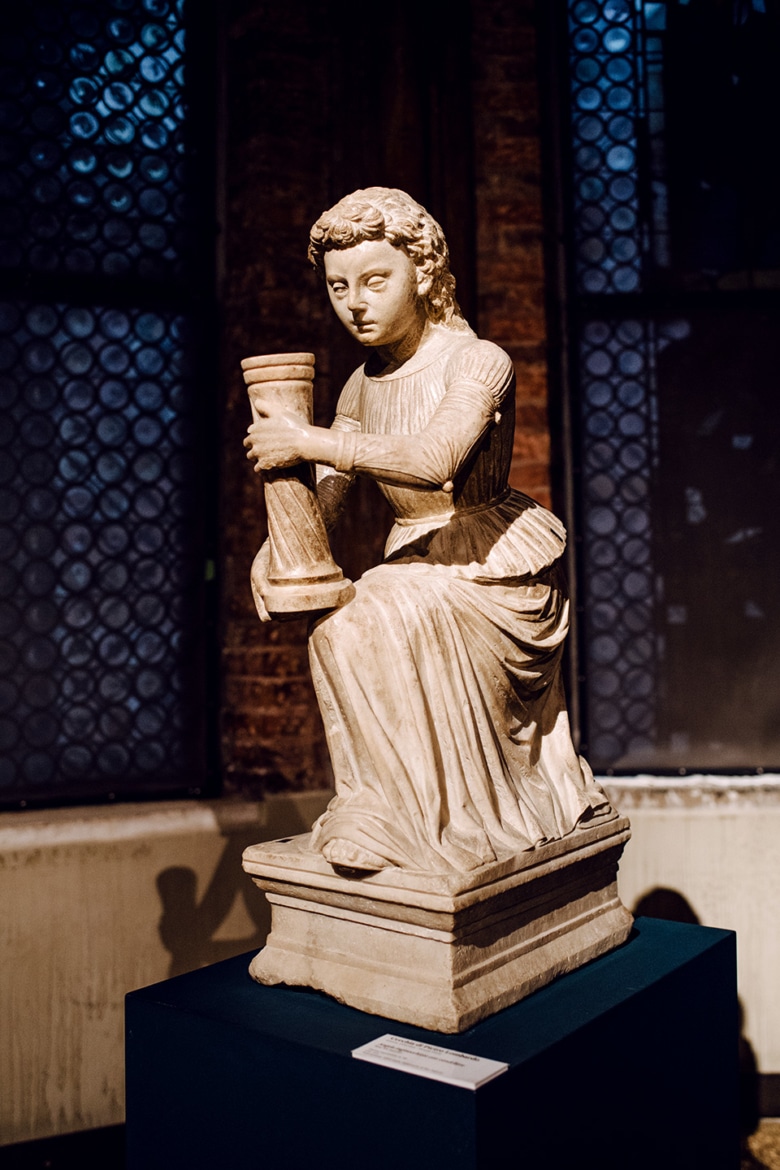Sculpture d'une jeune fille portant un objet cylindrique – Venise, Galeries de l'Académie