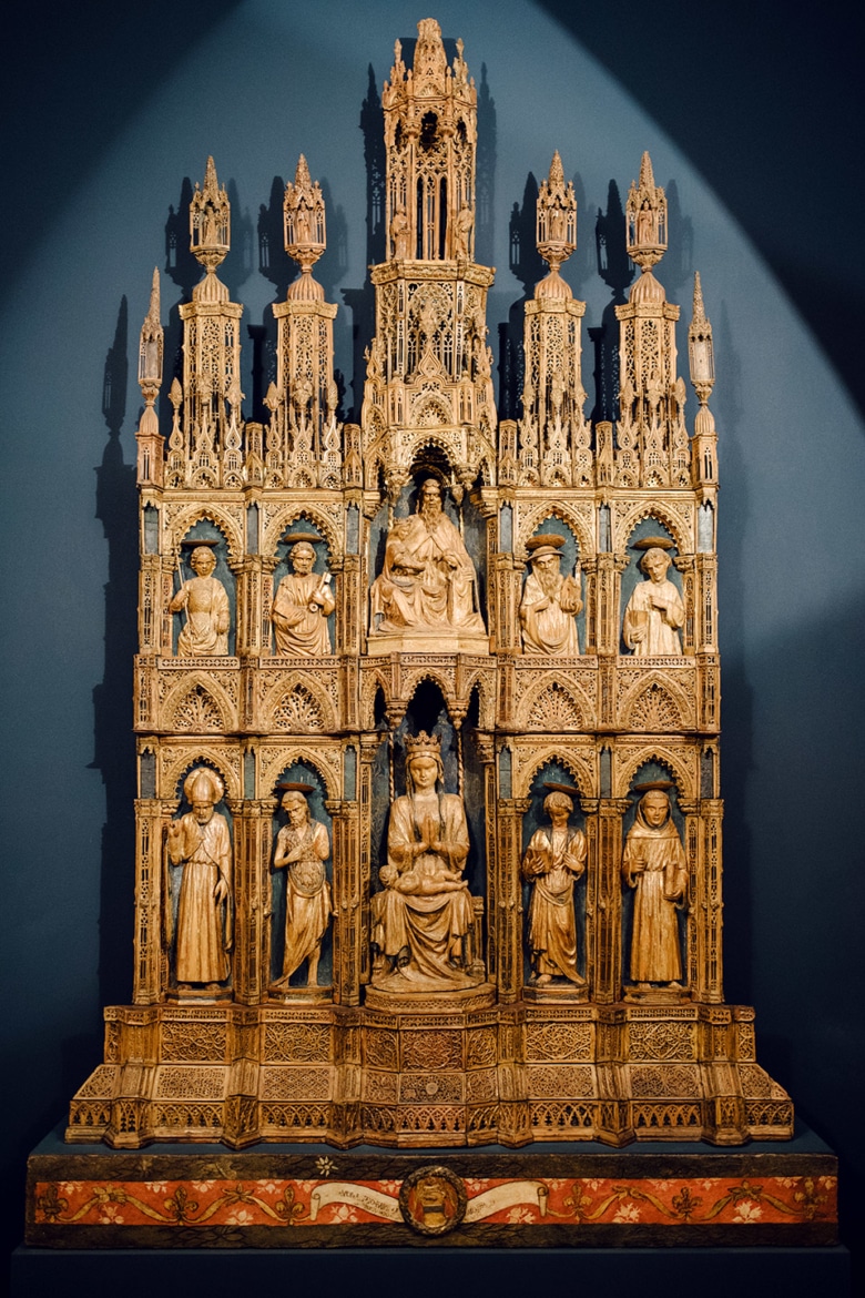 Sculpture chrétienne représentant la Madone et l'Enfant, entouré-es re plusieurs figures religieuses – Venise, Galeries de l'Académie