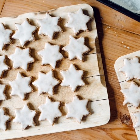 Planche de cuisine en bois recouvertes d'étoiles à la cannelle