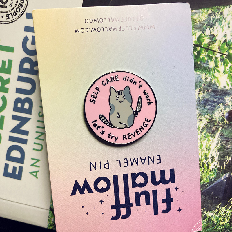 Pins représentant un petit chat énervé qui tient un couteau, avec écrit "SELF CARE didn't work, let's try REVENGE"