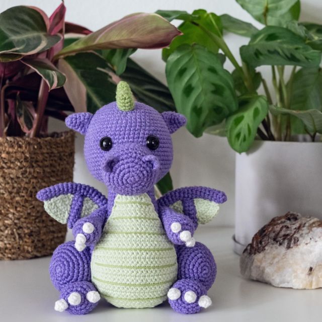 Elliott la dragonne magique 💜

Patron de @diyfluffies 🐉
Fil Ricorumi Twinkly Twinkly (magnifique mais un peu chiant à crocheter) acheté chez @madebyzazie 😊

———
#SwissAmigurumi #Amigurumi #Crochet #CrochetAddict #DragonAmigurumi #IMadeItMyself