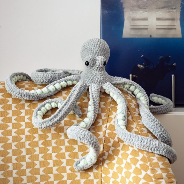 Octavia 🐙💙

Petite anecdote: pendant longtemps, j’ai cru que les pieuvres n’existaient pas vraiment, que c’était une espèce d’animal mythologique. Ça a donné lieu à une discussion parfaitement absurde il y a quelques années avec mon amoureux qui m’affirmait que « mais évidemment que les pieuvres existent enfin ?!?!??! » sans que je ne sois très convaincue 😅

Bref depuis j’ai vu le documentaire « My Octopus Teacher » et j’ai une certaine fascination pour ces animaux impressionnants et extraordinaires (et donc bien réels semble-t-il). Et il se peut que j’aie développé une légère monomanie pour ce patron de pieuvre crochetée, qui est super agréable à réaliser et dont j’adore le résultat.

📝 Patron: Anchor the Octopus de @humblechild.co 
🧶 Fil Rico Chenillove (rien de moins que le meilleur fil chenille), acheté comme d’hab chez la super @madebyzazie 💜

———
#SwissAmigurumi #Crochet #Amigurumi 
#CrochetAddict #IMadeItMyself